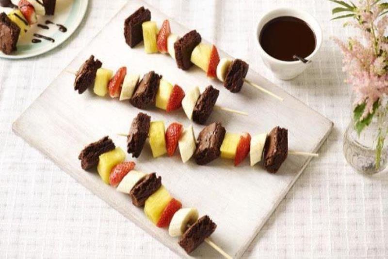 Brownie and fruit skewers article