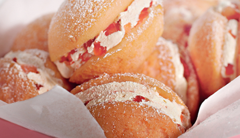 Strawberry whoopie pies