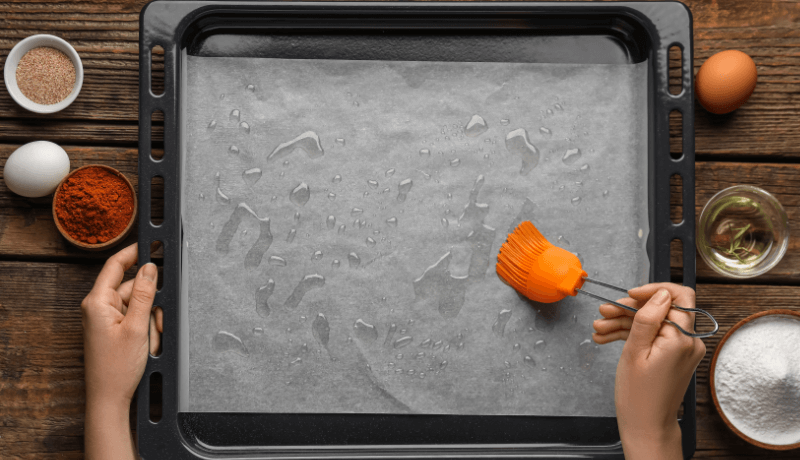 cake pan greasing with oil